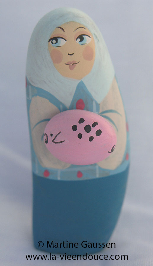 Le santon la fermière au cochon et son petit cochon, peints sur galets par Martine Gaussen