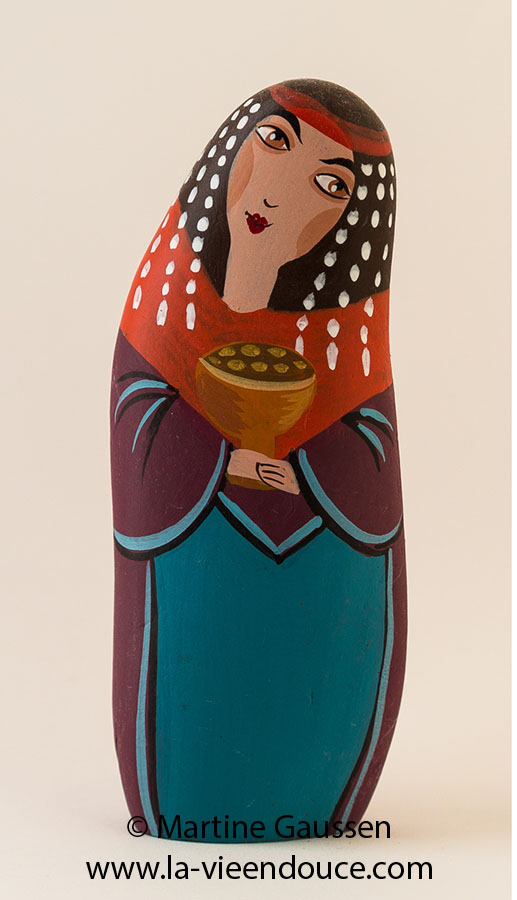 le santon la reine de la crèche en galets peints de Martine Gaussen.