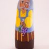 Fier de sa belle moustache et de sa meilleure grappe de raisin, le santon le Vendangeur rejoint la crèche de Noël moderne imaginée par Martine Gaussen