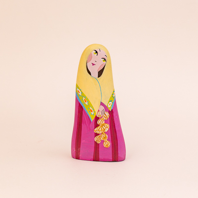 La marchande d'ail apporte une tresse d'ail