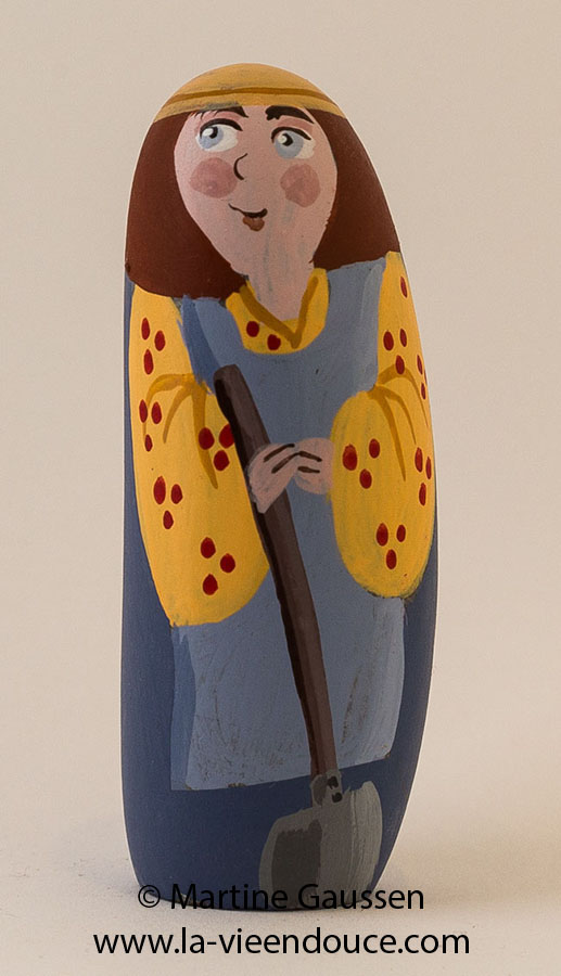 Tres copain avec le santon la petite fille, le petit jardinier rejoint le cortege de la creche en galets