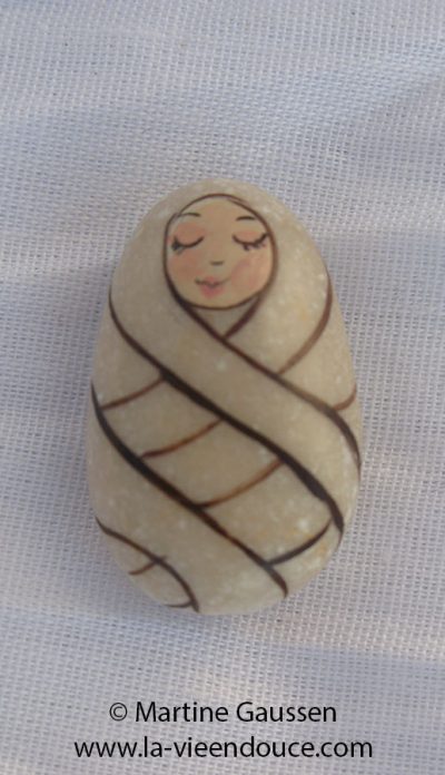 Le santon Jésus au centre de la crèche moderne de la Vie en Douce le santon Jésus de la Vie en Douce.