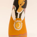 Le santon la Bohemienne dans la creche en galets – la Vie en Douce de Martine Gaussen Le santon la bohémienne, peint sur galet retaille puis verni