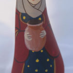 Apportant son eau fraiche en guise de present, le santon la porteuse d'eau arrive dans la creche en galets !