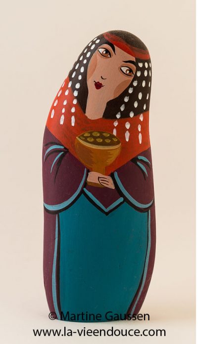 Le santon nature la Reine de la crèche - la Vie en Douce de Martine Gaussen le santon la reine de la crèche en galets peints de Martine Gaussen.