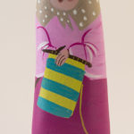 Le santon nature la Tricoteuse apporte son présent dans la creche – la Vie en Douce de Martine Gaussen