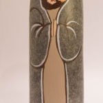 Le traditionnel santon Joseph peint sur galet par Martine Gaussen Peint sur galet retaille, le santon Joseph est revisite par Martine Gaussen !