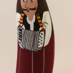 Le santon musicien l’Accordéoniste dans la crèche en galet Dans le groupe des musiciens , il y a le santon l'accordéoniste , le violoniste et les chanteurs.