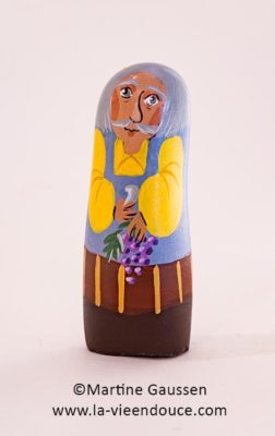 Fier de sa belle moustache et de sa meilleure grappe de raisin, le santon le Vendangeur rejoint la crèche de Noël moderne imaginée par Martine Gaussen