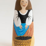 le santon la cueilleuse d'olives avec son panier est toute heureuse d'apporter son présent.