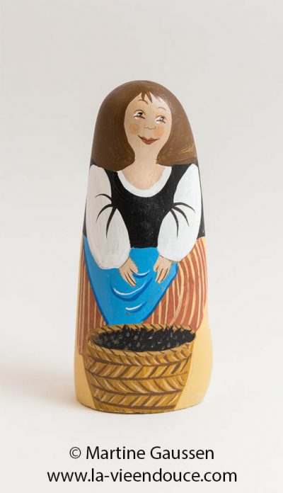 Le santon la cueilleuse d'olives, santon provencal et revisité sur galet - la Vie en Douce de Martine Gaussen le santon la cueilleuse d'olives avec son panier est toute heureuse d'apporter son présent.