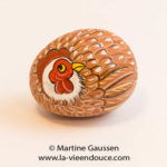 Le santon animal la poule fait partie de la crèche en galets – la Vie en Douce de Martine Gaussen