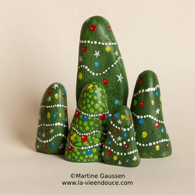 Les santons Arbres de Noel rejoignent les accessoires de la creche de noel en galets