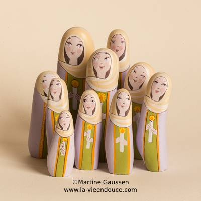 Le santon la Femme a la chandelle apporte sa lumiere dans la creche