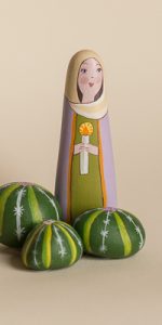 Le santon galet La Dame a la chandelle Une villageoise apporte sa chandelle pour éclairer la Nativité