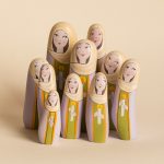 Les dames aux chandelles apporte un peu de lumière sur la crèche en santons galets.